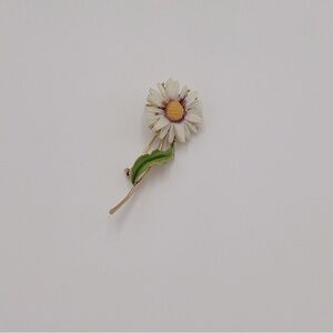 Vintage Lisner Daisy Brooch - Signed